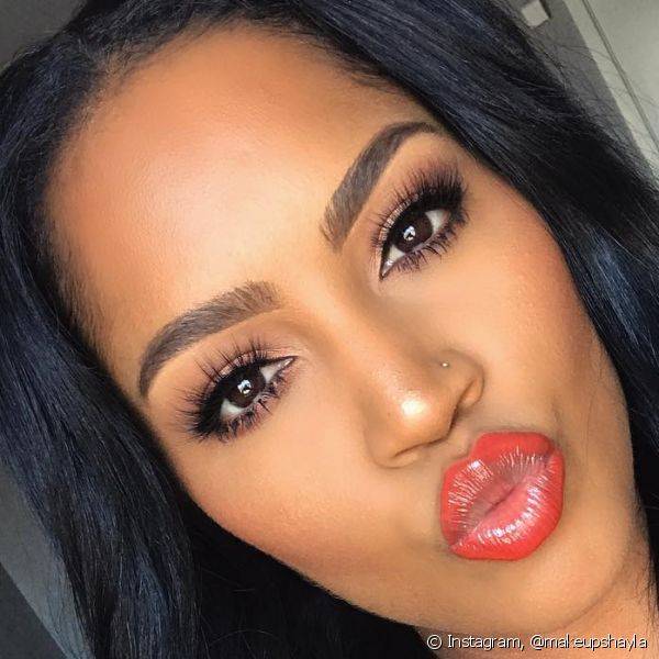 O ombré vermelho nos lábios deixa o look dia mais divertido (Foto: Instagram @makeupshayla)